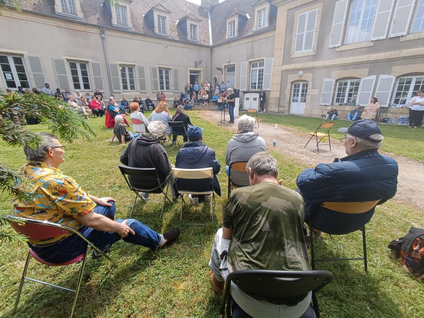 La participation de certains résidents à l’exposition « Itinéraires Singuliers ».